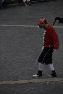 Halk festivalinde geleneksel bas dansı