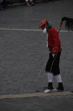 Halk festivalinde geleneksel bas dansı