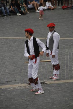 Halk festivalinde geleneksel bas dansı