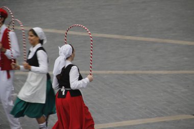 Halk festivalinde geleneksel bas dansı
