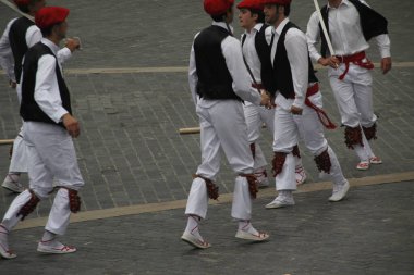 Halk festivalinde geleneksel bas dansı