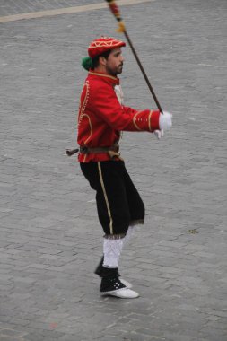 Halk festivalinde geleneksel bas dansı