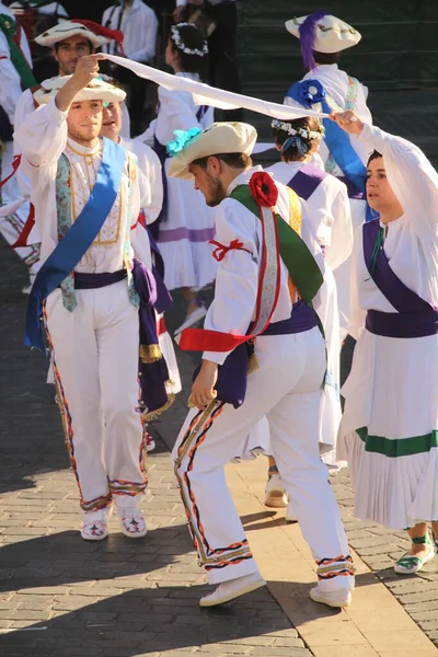 民俗祭の伝統的なバスク舞踊は — ストック写真