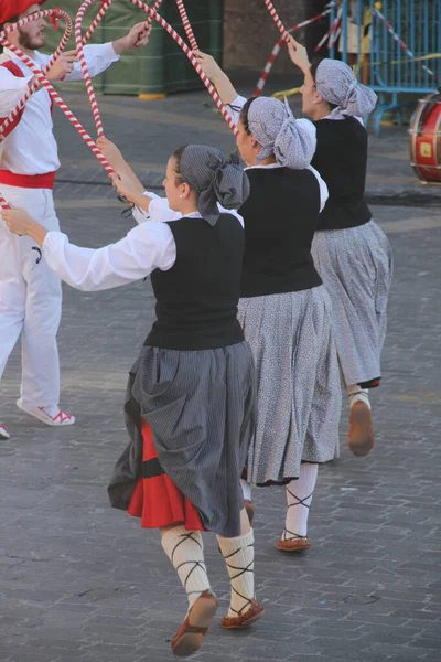 民俗祭の伝統的なバスク舞踊は — ストック写真