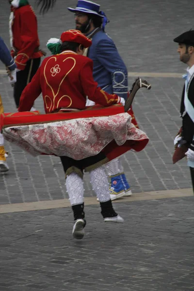 民俗祭の伝統的なバスク舞踊は — ストック写真