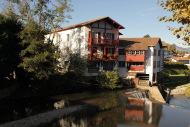 Fransa 'nın güneyindeki tipik Bask evi.