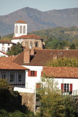 Fransa 'nın güneyindeki tipik Bask evi.