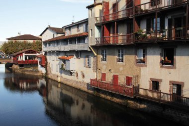 Fransa 'nın güneyindeki tipik Bask evi.