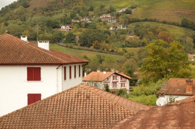 Fransa 'nın güneyindeki tipik Bask evi.