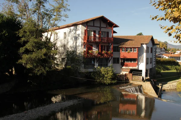 Fransa 'nın güneyindeki tipik Bask evi.