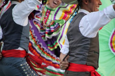 Bir festivalde Meksikalı halk dansı