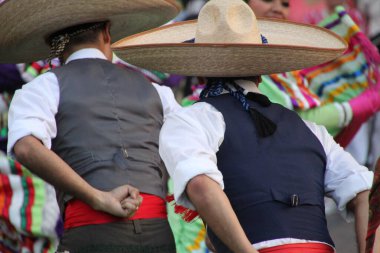 Bir festivalde Meksikalı halk dansı