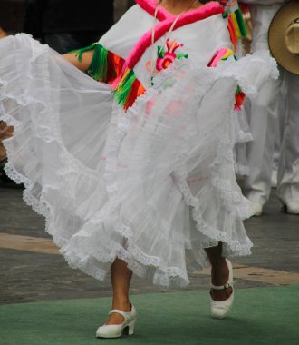 Bir festivalde Meksikalı halk dansı