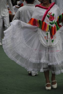 Bir festivalde Meksikalı halk dansı