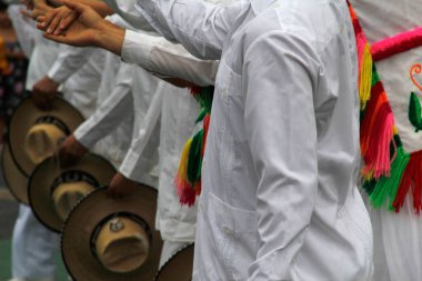 Bir festivalde Meksikalı halk dansı