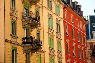 Zürih şehir merkezinde bir bina.