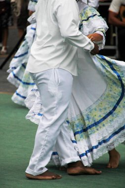 Kolombiya halk dansı bir sokak festivalinde