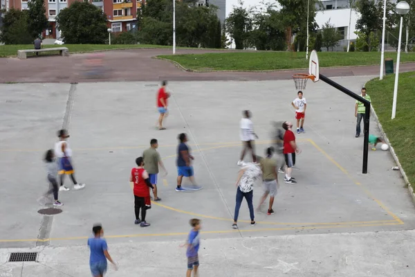 Jóvenes Colocando Baloncesto —  Fotos de Stock