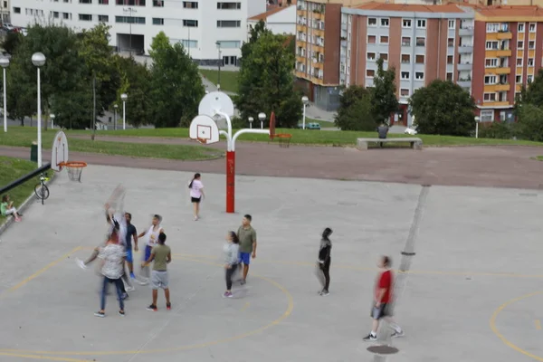 Jóvenes Colocando Baloncesto —  Fotos de Stock