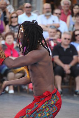 Kenya 'dan bir sokak festivalinde halk dansı