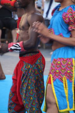 Kenya 'dan bir sokak festivalinde halk dansı