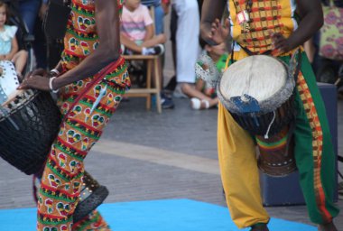 Kenya 'dan bir sokak festivalinde halk dansı