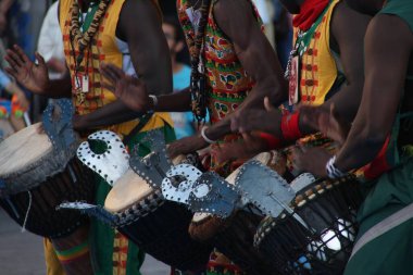 Kenya 'dan bir sokak festivalinde halk dansı