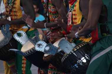 Kenya 'dan bir sokak festivalinde halk dansı