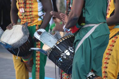 Kenya 'dan bir sokak festivalinde halk dansı