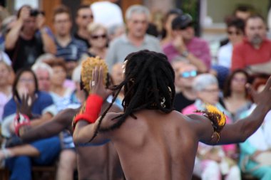 Kenya 'dan bir sokak festivalinde halk dansı