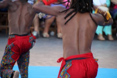 Kenya 'dan bir sokak festivalinde halk dansı