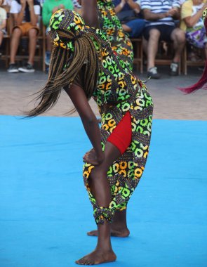 Kenya 'dan bir sokak festivalinde halk dansı