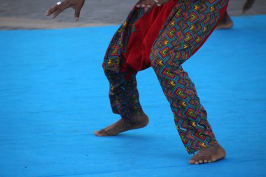 Kenya 'dan bir sokak festivalinde halk dansı