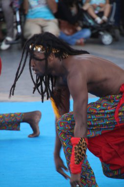 Kenya 'dan bir sokak festivalinde halk dansı