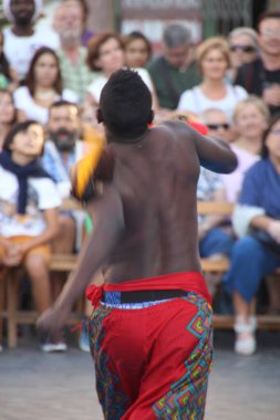 Kenya 'dan bir sokak festivalinde halk dansı