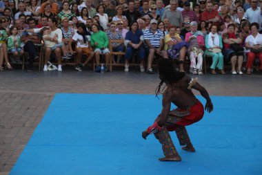Kenya 'dan bir sokak festivalinde halk dansı