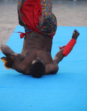 Kenya 'dan bir sokak festivalinde halk dansı