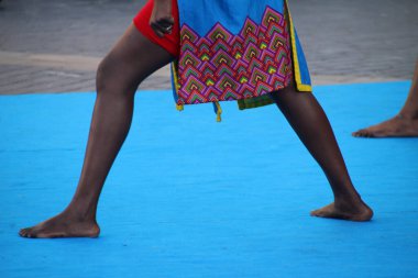 Kenya 'dan bir sokak festivalinde halk dansı