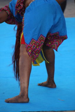 Kenya 'dan bir sokak festivalinde halk dansı