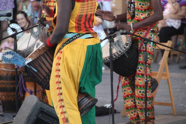 ストリートフェスティバルでのケニアの民族舞踊 — ストック写真