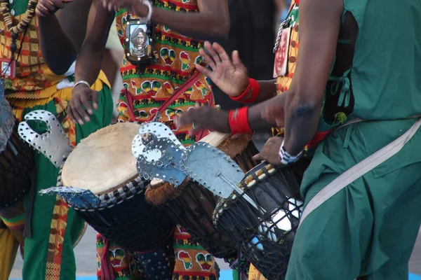 Kenya 'dan bir sokak festivalinde halk dansı