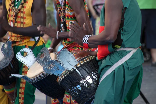 ストリートフェスティバルでのケニアの民族舞踊 — ストック写真