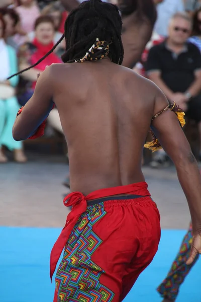 Kenya 'dan bir sokak festivalinde halk dansı