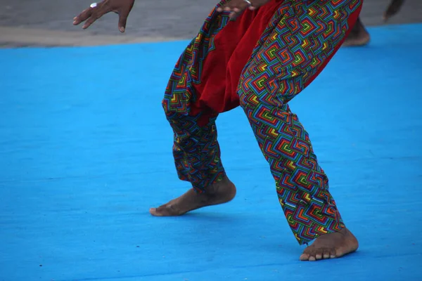 Kenya 'dan bir sokak festivalinde halk dansı