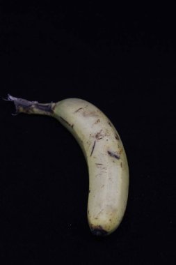 Siyah arkaplanda muz