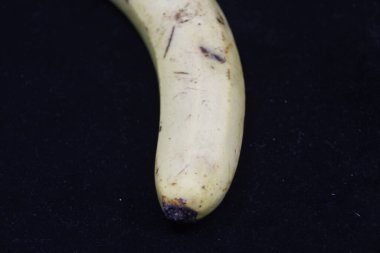 Siyah arkaplanda muz