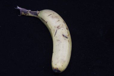 Siyah arkaplanda muz