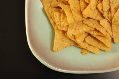 Mısır cipsleri tepside