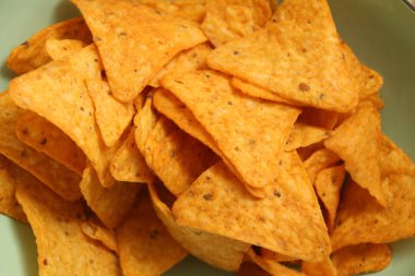 Mısır cipsleri tepside