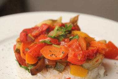 Bir tabakta haşlanmış sebze.